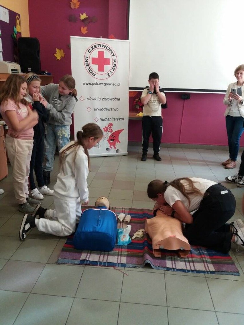 PCK w Wągrowcu uczyło dzieci z Mieściska udzielania pierwszej pomocy