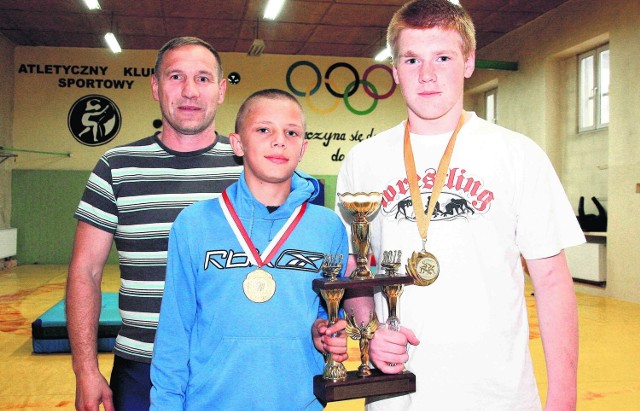 Medaliści Mateusz Szewczuk i Maciek Kleszczewski z trenerem Karolem Salą&#8233;