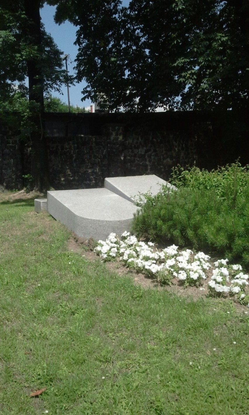 Zdewastowany pomnik chorzowskich Żydów