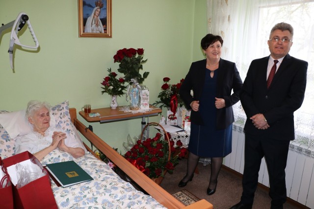 Sto lat ukończyła pani Stefania Kołodziejska z Przybysławia. Jubilatke odwiedziłą liczna grua oficjalnych gości. Był tort i miłe życzenia