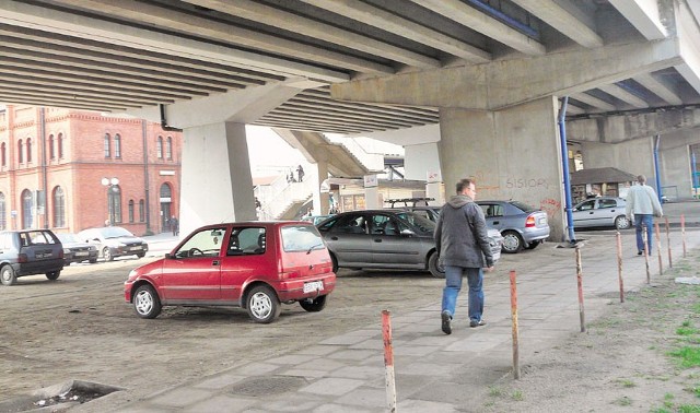 Zwłoki Urszuli M. znaleziono w aucie stojącym na tym parkingu przy skierniewickim dworcu