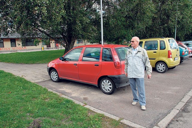 Roman Najman wiezie do wulkanizatora jedną z przebitych przez chuliganów opon.