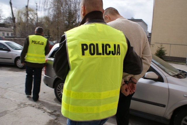 Dzisiaj (03.04.12r.) policjanci z Lipna doprowadzili do prokuratury ostatnią z  osób zatrzymanych w minioną sobotę i niedzielę do sprawy zabójstwa 17-latki. 

Nadzorujący śledztwo prokurator przedstawił dwóm mężczyznom i kobiecie, w wieku 24, 26 i 35 lat zarzuty za &#8211; pomaganie podejrzanym o zabójstwo w uniknięciu odpowiedzialności karnej poprzez upozorowanie akcji poszukiwania ofiary oraz za to, że posiadając informacje o dokonanym morderstwie nie zawiadomili o tym organów ścigania.  

Zabójstwo 17-letniej Anety w Lipnie. Sprawcy usłyszeli zarzuty [ZDJĘCIA]

Za te przestępstwa grozi kara odpowiednio do 5 i 3 lat pozbawienia wolności. Decyzją prokuratora cała trójka została objęta policyjnym dozorem.