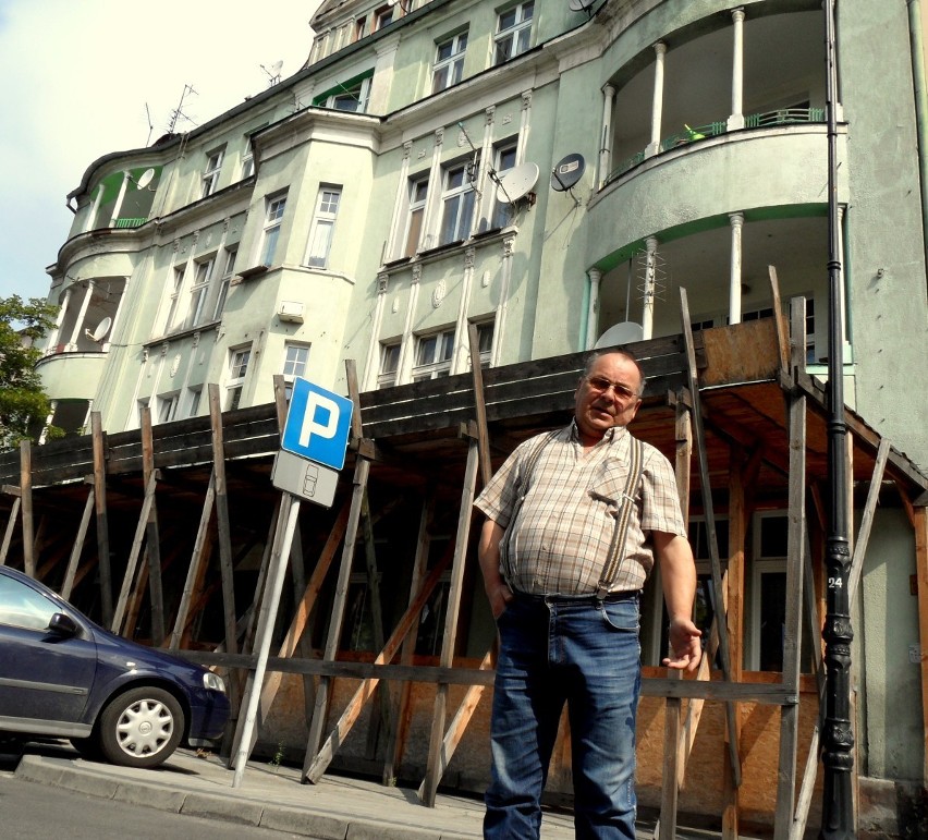 Dziurawy dach zalewa lokatorów budynku przy ul. Jana Pawła II. Na jego remont nie ma pieniędzy