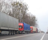Przejście graniczne w Koroszczynie: Ciężarówki czekają 12 h na odprawę