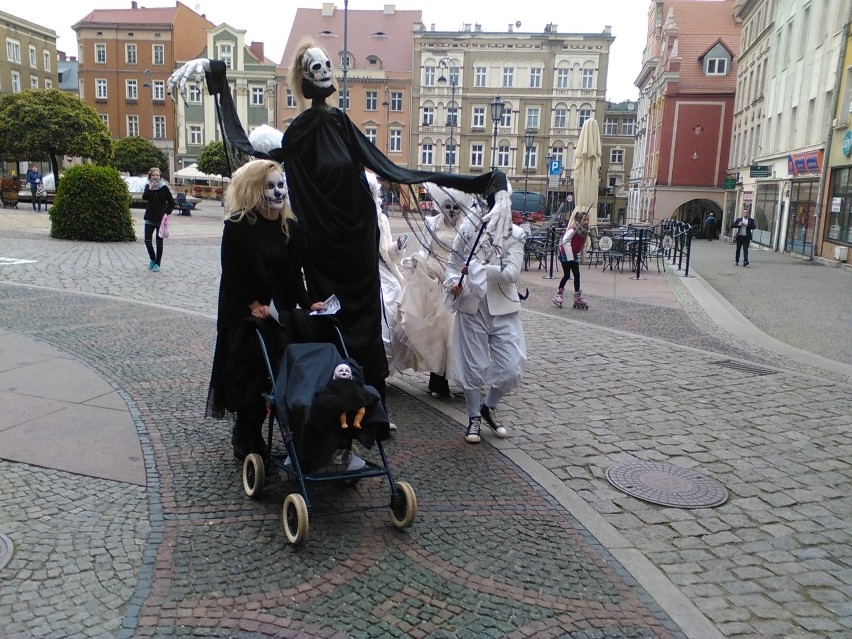Rodzina Addamsów w Wałbrzychu wzbudzała niemałe...