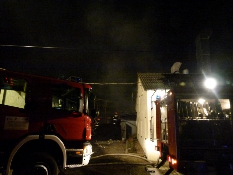 Pożar w pieczarkarni w Kolonii Zawada. Osiem zastępów do 6 rano gaziło ogień. Straty 1,5 mln zł