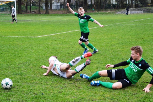 Ofiarna gra libiążan (czarno-zielone stroje) dała im sensacyjną wygraną nad liderem z Ryczowa 1:0.