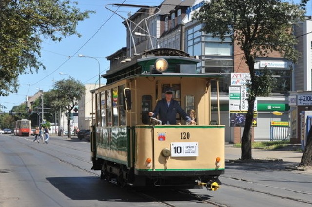 Już od soboty można się natomiast wybrać w podróż jednym z zabytkowych tramwajów. W każdą sobotę, niedzielę i święto odbywają na przejażdżki wakacyjną linią tramwajową nr 0 obsługiwaną wagonami retro typu Herbrand i 5N. Z powodu odkrytych pomostów tramwaj będzie kursował jedynie w słoneczne dni. W dni deszczowe i pochmurne Herbranda zastąpi „Czerwona eNka”. 
Podczas tegorocznych wakacji letnich linia „0” będzie kursować na trasie Las Gdański-Bałtycka.

Na liniach turystycznych kursuje także drugi, kryty kremowy wagon typu Herbrand VNCB-80, zwany przez bydgoszczan „Persilem”.