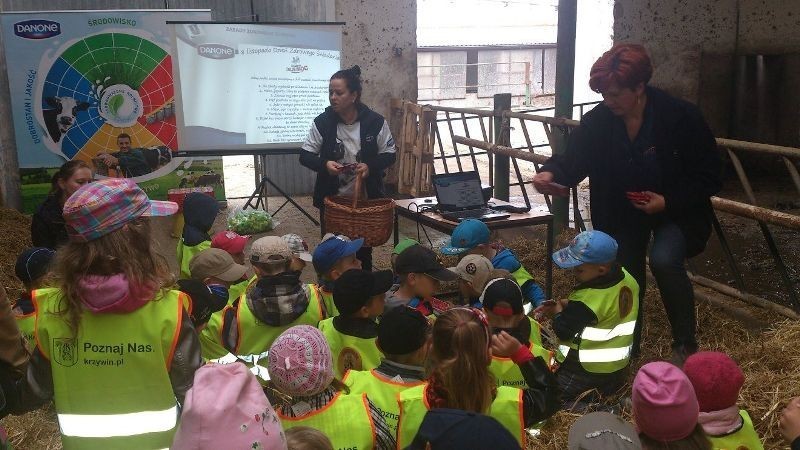 Krzywiń: przedszkolaki na specjalnej &quot;mlecznej&quot; lekcji w gospodarstwie w Bieżyniu