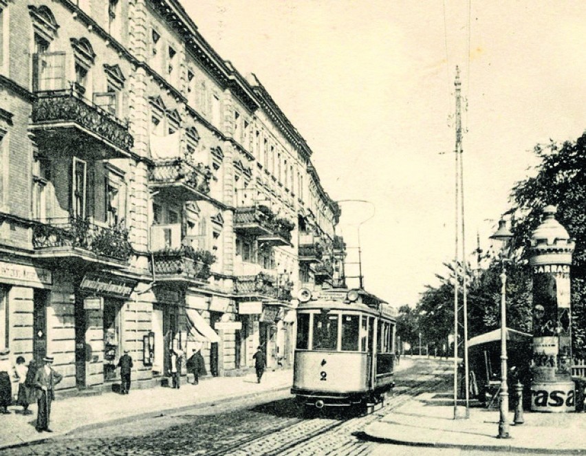 Dworcowa z tramwajem.