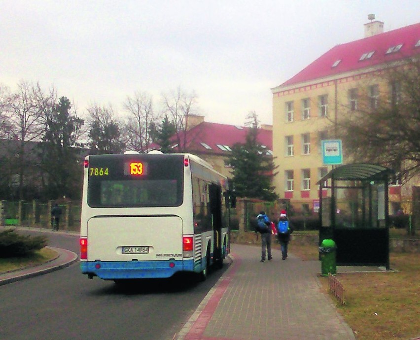 Autobus linii 153 dowozi dziś dzieci z osiedla Fikakowo do...