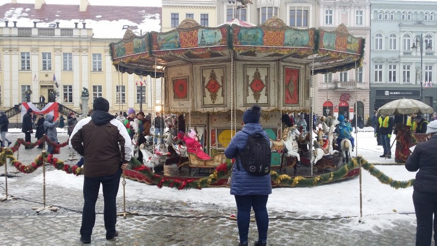 100-letnia wiktoriańska karuzela stanęła na bydgoskim Starym Rynku [zdjęcia, wideo]