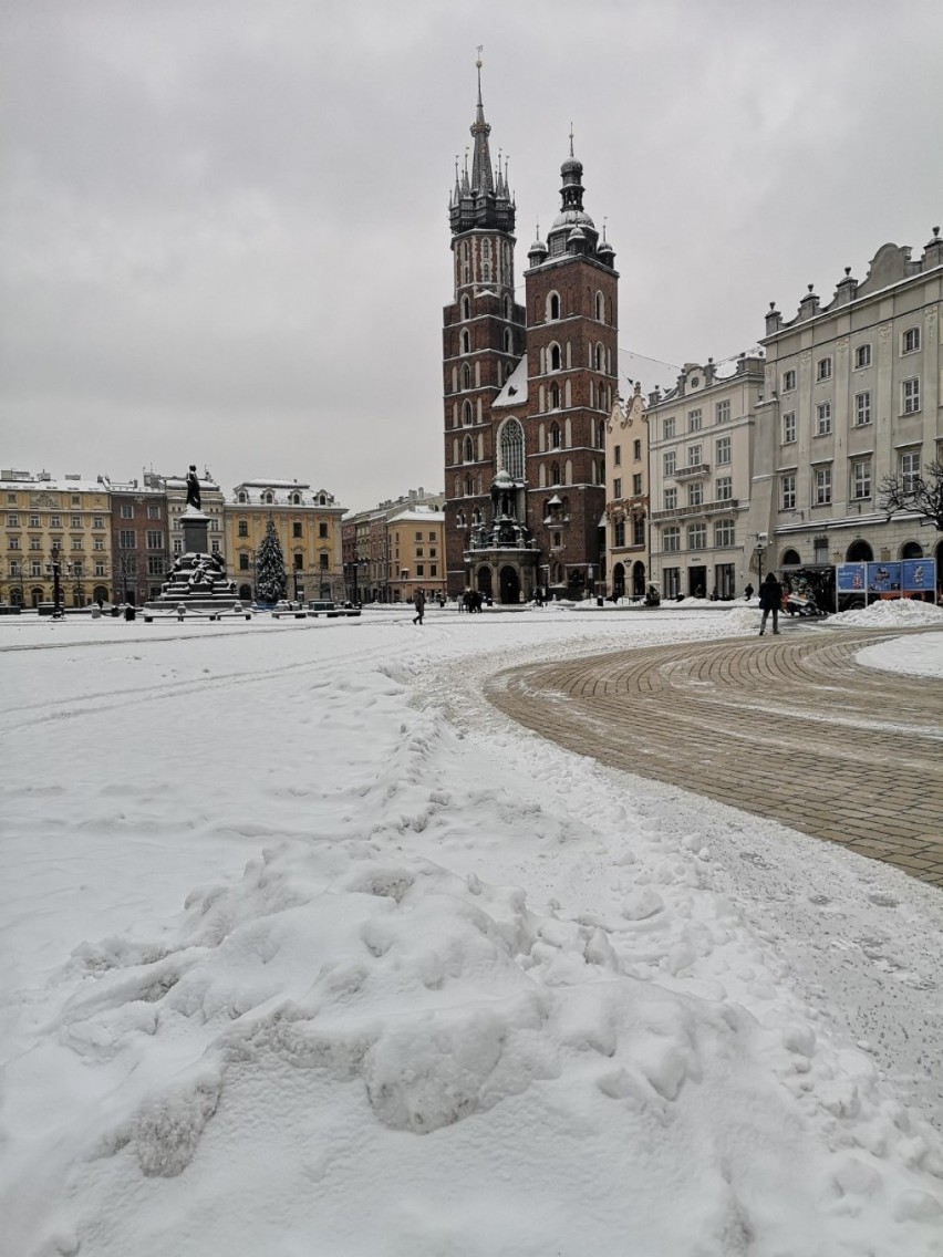 Kraków. Wielkie odśnieżanie na Rynku Głównym. Biały puch przykrył centrum miasta [ZDJĘCIA]
