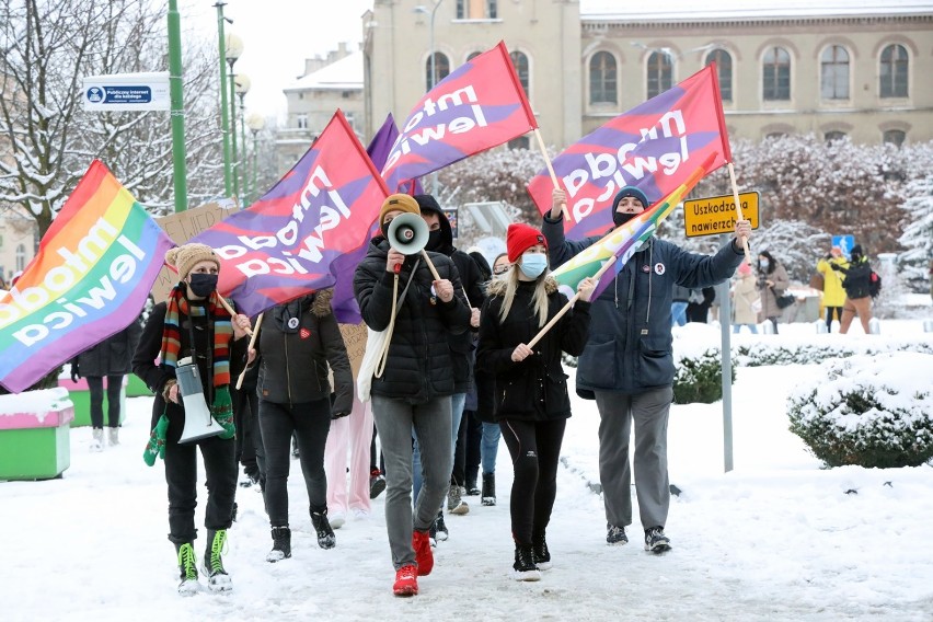 Strajk Kobiet na Placu Słowiańskim w Legnicy