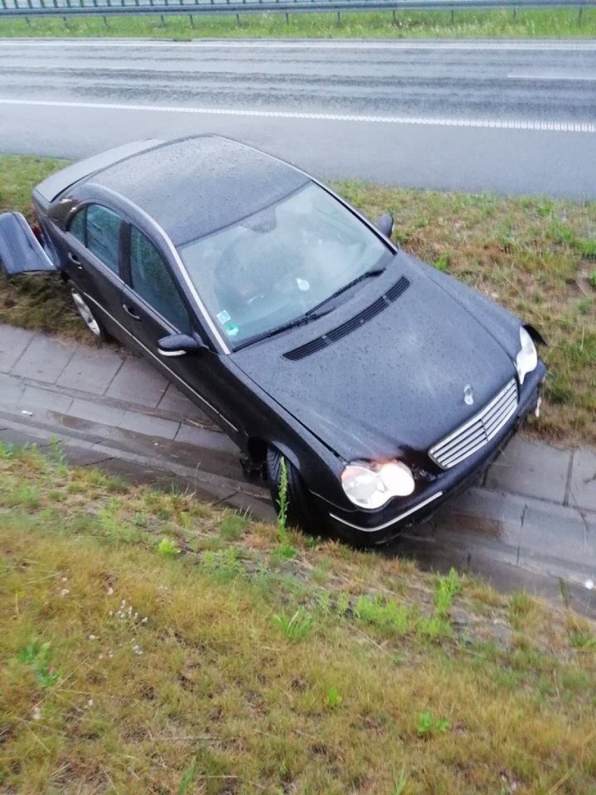 Wypadek na autostradzie A1! Mercedes wyleciał z drogi w okolicach zjazdu na Rybnik