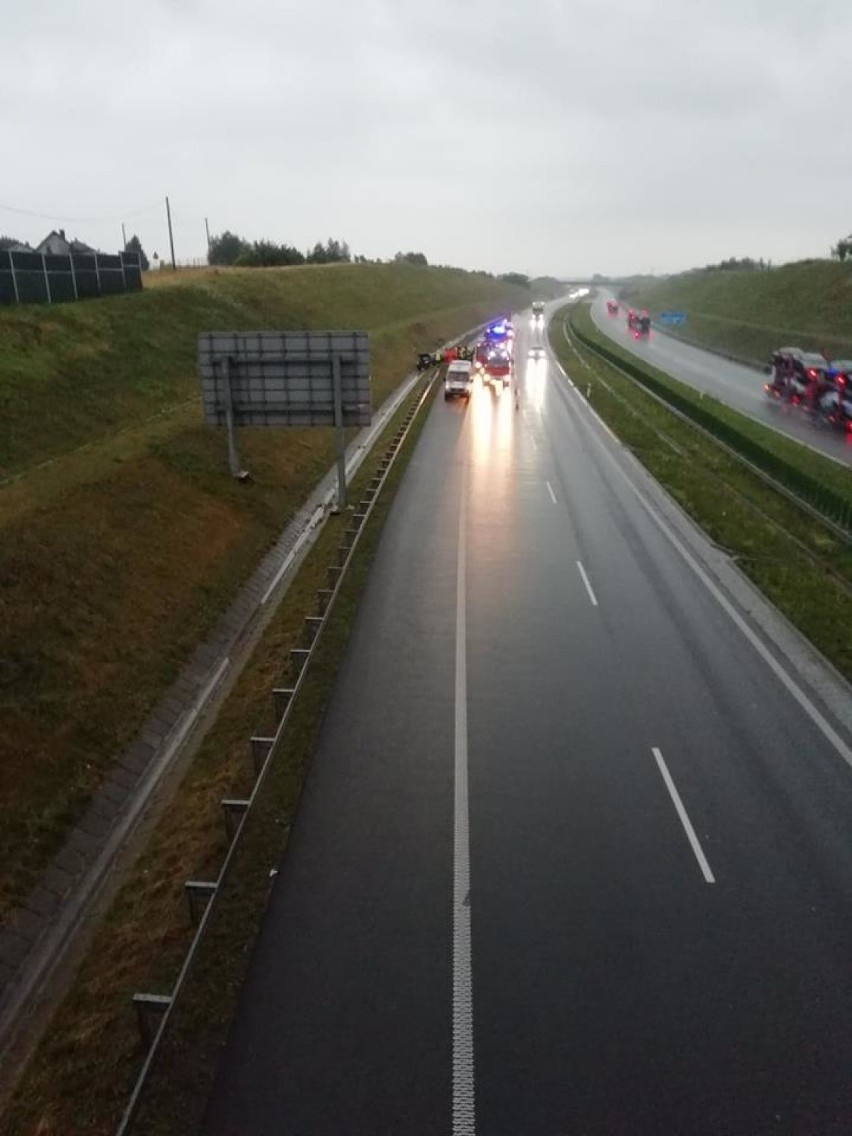 Wypadek na autostradzie A1! Mercedes wyleciał z drogi w okolicach zjazdu na Rybnik