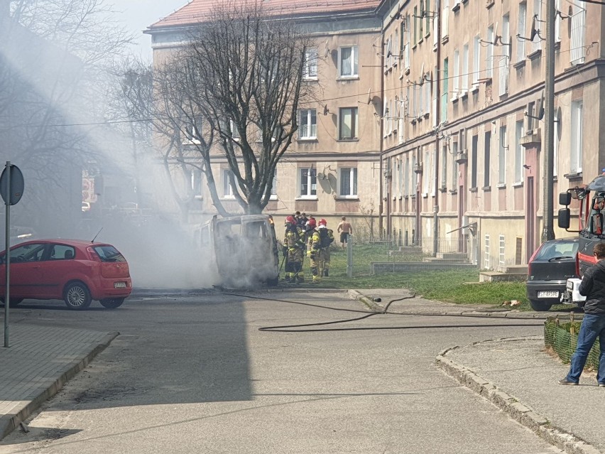 Pożar samochodu w Bytomiu! Ewakuowano dzieci z przedszkola [WIDEO i ZDJĘCIA]