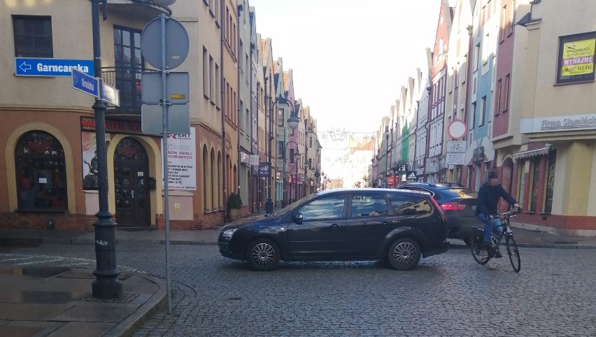 Mistrzowie Parkowania w Głogowie znów w akcji. Zastawiają inne auta, chodniki i przejścia [ZDJĘCIA]