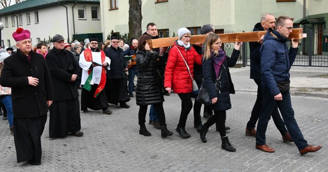 Wiele osób uczestniczyło w najstarszej Drodze Krzyżowej ulicami Kielc, która prowadziła na Karczówkę.
