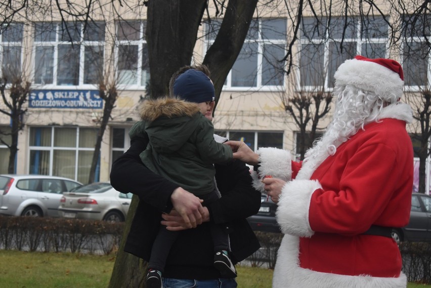 Święty Mikołaj w centrum Chocza rozdawał dzieciom słodkie prezenty