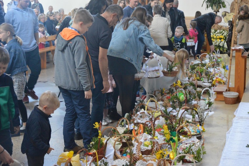 W parafii Miłosierdzia Bożego w Żukowie święcili pokarmy i składali ofiary dla ubogich - ZDJĘCIA