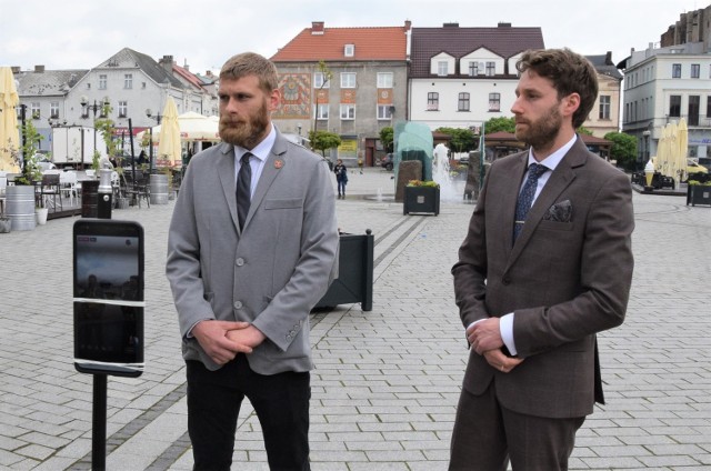 O tym, że nie wolno dzielić ludzi na zaszczepionych i tych, którzy nie przyjęli szczepionki mówili na inowrocławskim Rynku Filip Strzemkowski i Adam Rotnicki