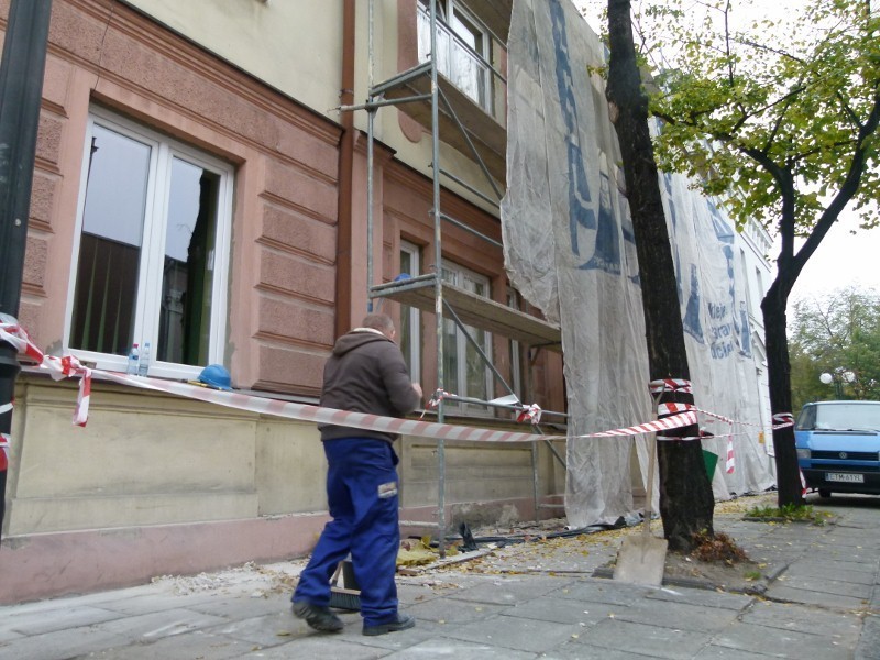 Na ścianie MDK powstanie mural. Ruszył remont elewacji siedziby przy ul. Mościckiego