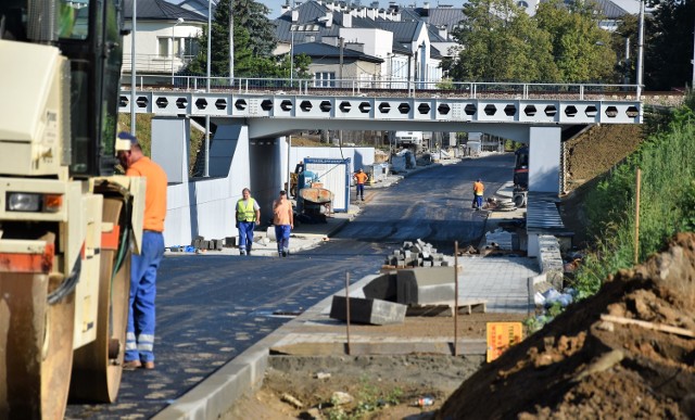 Prace przy nowej drodze pod wiaduktem przy al. Tarnowskich mogą potrwać do końca sierpnia