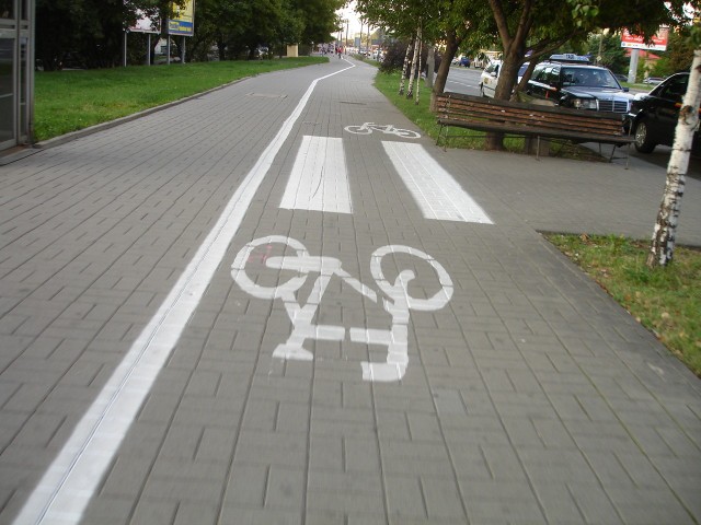 Wedle przepisów, ścieżki rowerowe przy nowych inwestycjach powinny być wykonane z asfaltu.