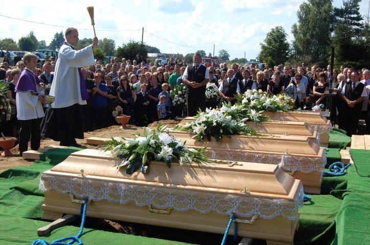 Pogrzeb ofiar wypadku w Czarnej Dąbrówce. W uroczystości uczestniczyło kilkaset osób