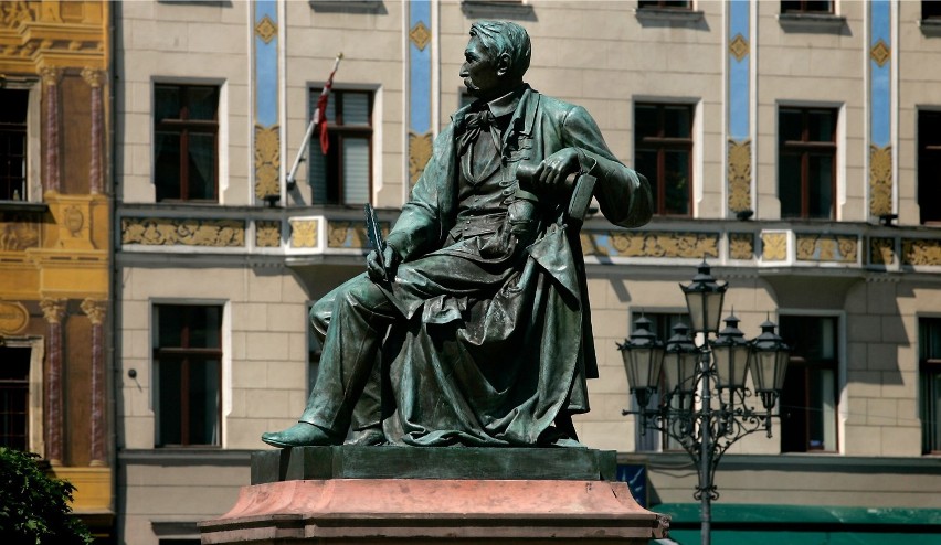 Pomnik hrabiego Fredry stoi na wrocławskim Rynku