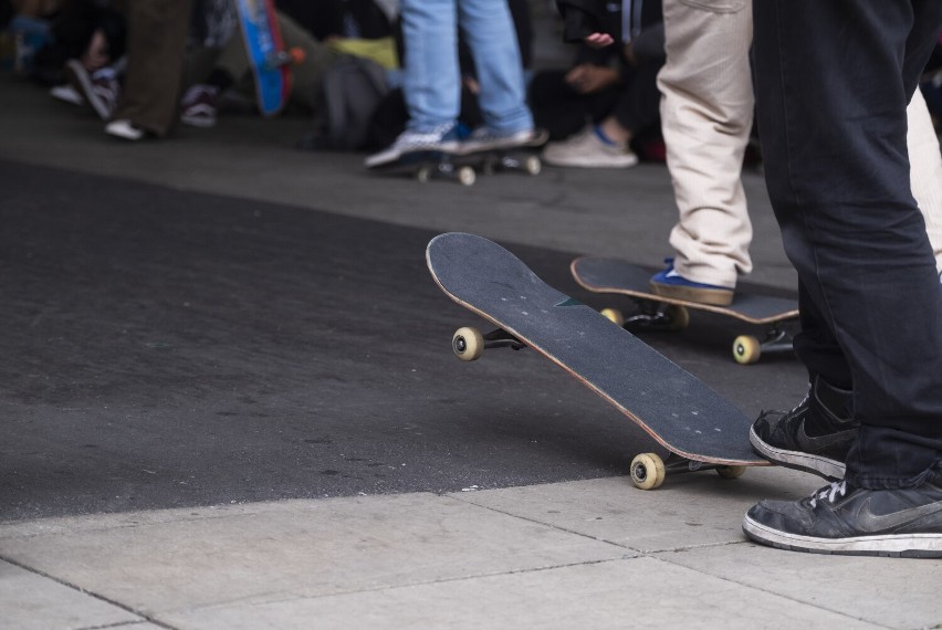 Go Skateboarding Day 2022. Warszawscy skejci dali pokaz swoich umiejętności. Tak obchodzono w stolicy Światowy Dzień Deskorolki