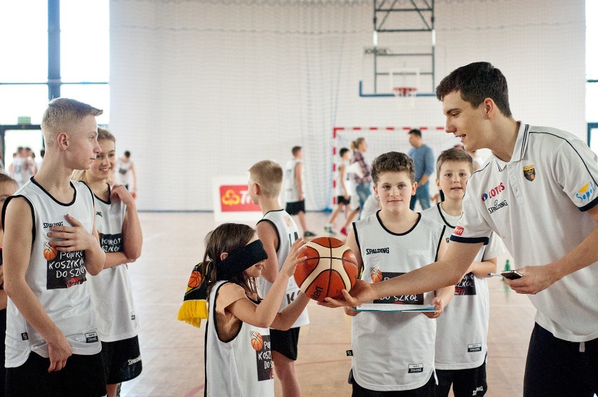 Szkolny Basket w powiecie puckim. Koszykarze Trefla Sopot odwiedzą szkoły | ZDJĘCIA