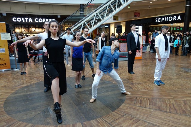 Tancerze i zespół muzyków wykonali flash mob, który ma zachęcić łodzian do przyjścia na operetkę "Noc w Wenecji" do Teatru Wielkiego w Łodzi