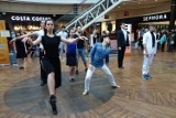 Teatr Wielki promuje "Noc w Wenecj". Flash mob w Manufakturze [ZDJĘCIA]