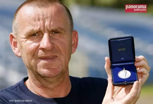 Włodzimierz Ciołek z medalem XII Piłkarskich Mistrzostw Świata w Hiszpanii w 1982 r.