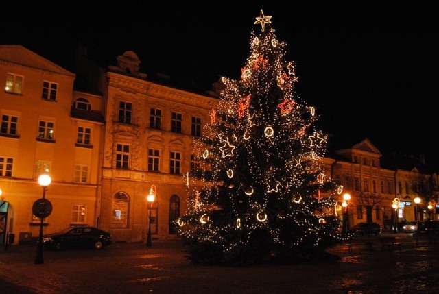 Choinka na placu Wolności po zmroku