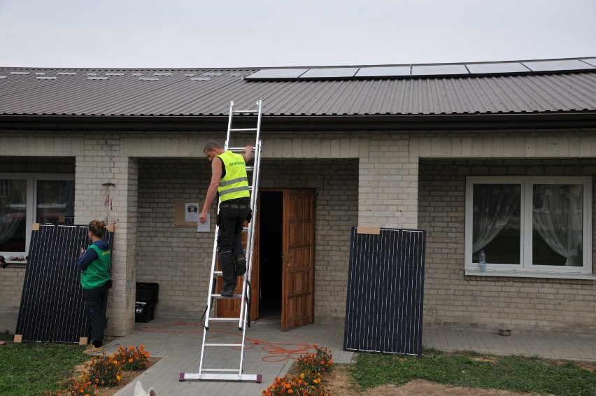 Żurawlów: Zamontowali panele słoneczne na remizie