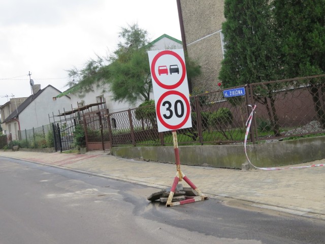 Mieszkańców posesji przy ul. Zielonej nie kryją zadowolenia. W końcu doczekali się nowej nawierzchni, a obecnie budowany jest chodnik. Po jednej stronie ulicy jest prawie gotowy. Burmistrz dr Andrzej Cieśla informuje, że prace powinny zakończyć się do końca sierpnia, mimo konieczości nieprzewidzianych prac w studzience.