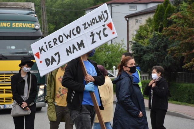 Tak wyglądał poniedziałkowy (8 czerwca) protest mieszkańców Sławkowa na ulicy Hrubieszowskiej Zobacz kolejne zdjęcia/plansze. Przesuwaj zdjęcia w prawo - naciśnij strzałkę lub przycisk NASTĘPNE
