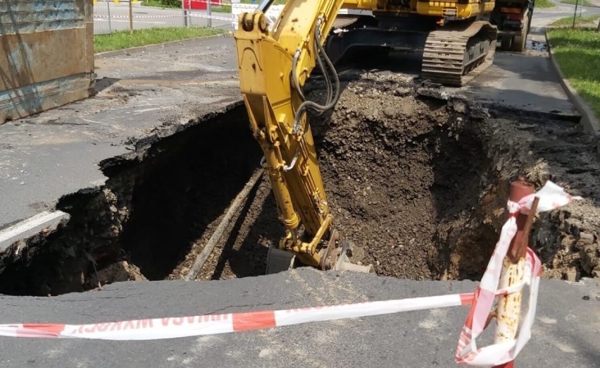 Wyrwa w Cieszynie na ul. Kolejowej. Trwają prace związane z...