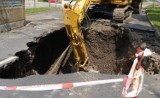 Ale ogromna dziura w Cieszynie! 6-metrowa wyrwa na ul. Kolejowej
