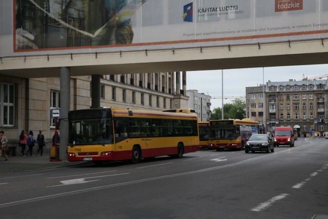 Autobusy stojące na przystanku przy Teatrze Wielkim zasłaniają widoczność autom, jadącym od ulicy Narutowicza