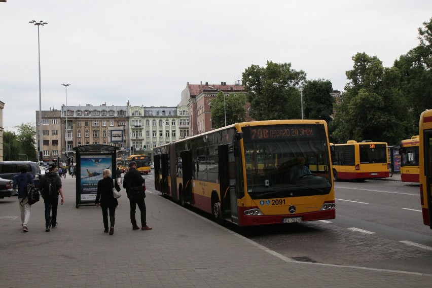 Autobusy stojące na przystanku przy Teatrze Wielkim...