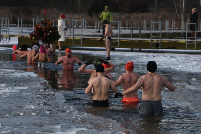 07.01.2017 wroclawna kapielisku morskie oko blisko 80 osob...