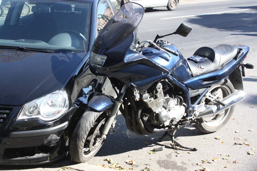 Zderzenie motocykla z volkswagenem polo na ulicy Paderewskiego w Zawierciu [FOTO]