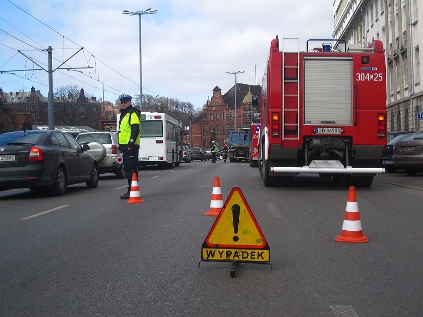 Gdańsk: Kolizja na Wałach Jagiellońskich. Zderzenie samochodu osobowego z ciężarowym