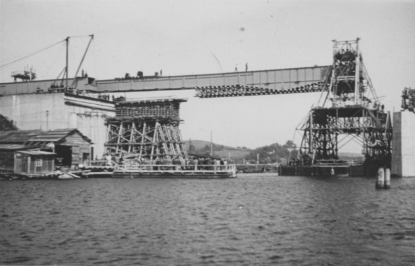 Budowa mostu na Odrze Zachodniej w 1948 r.