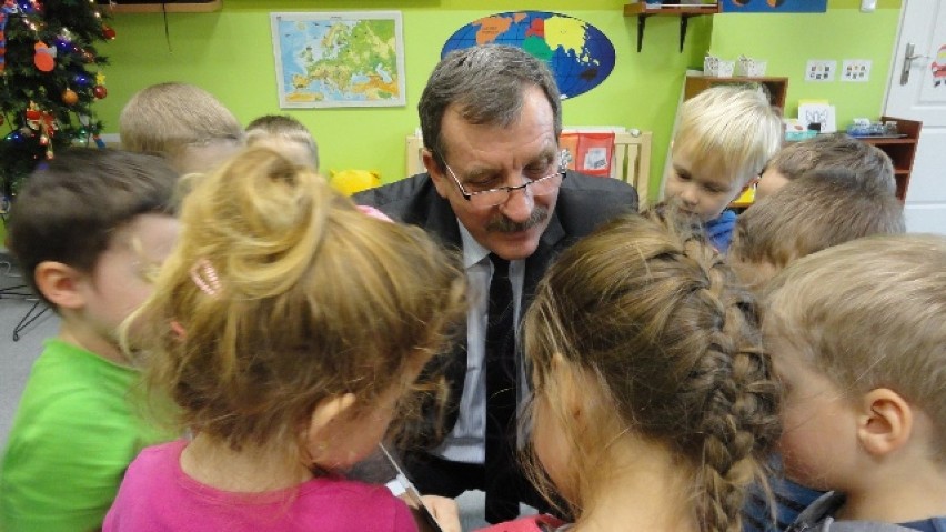 Burmistrz Roman Ramion czytał dzieciom bajki